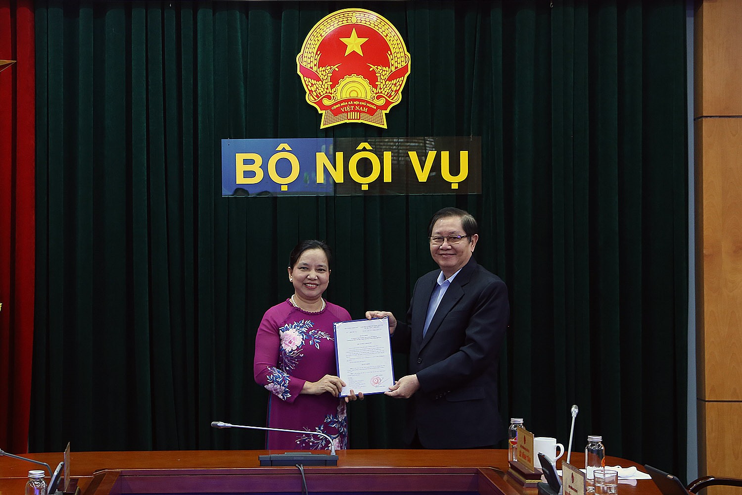 Thừa ủy quyền của Thủ tướng Chính phủ, Bộ trưởng Lê Vĩnh Tân đã trao Quyết định nghỉ hưu cho Thứ trưởng Trần Thị Hà. Ảnh Nguyễn Thắng