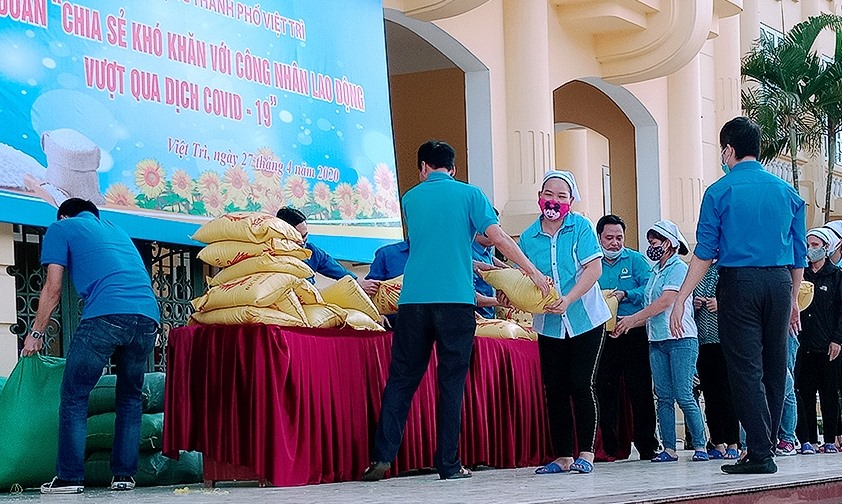 Công nhân lao động khó khăn được phát gạo miễn phí. Ảnh: Trang Nhung