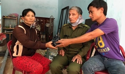 Anh Lư Ngọc Duy (phải) trao trả tài sản hơn 200 triệu đồng cho gia đình người làm mất ở Quảng Ngãi. Ảnh: Hà Thị/LĐO.