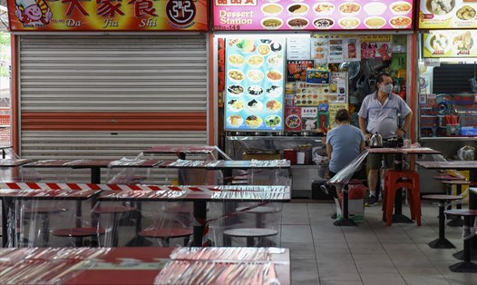 Một cửa hàng ăn tại khu phố Tàu ở Singapore ngày 21.4. Ảnh: AFP
