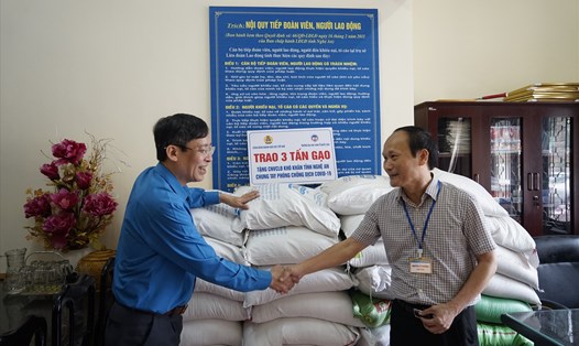 Lãnh đạo Công đoàn giáo dục Việt Nam (trái) trao tặng 3 tấn gạo cho người lao động thông qua LĐLĐ tỉnh Nghệ An. Ảnh: Quang Đại