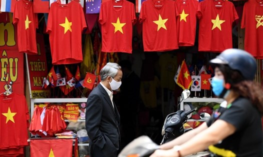Người dân Việt Nam đeo khẩu trang phòng ngừa COVID-19. Ảnh: AFP