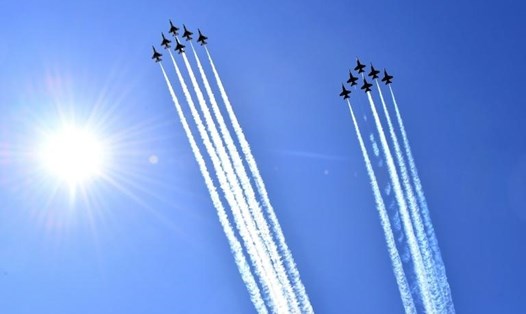 Phi đội bay Blue Angels và Thunderbirds bay qua bầu trời New York để vinh danh các nhân viên y tế, ngày 28.4. Ảnh: AFP