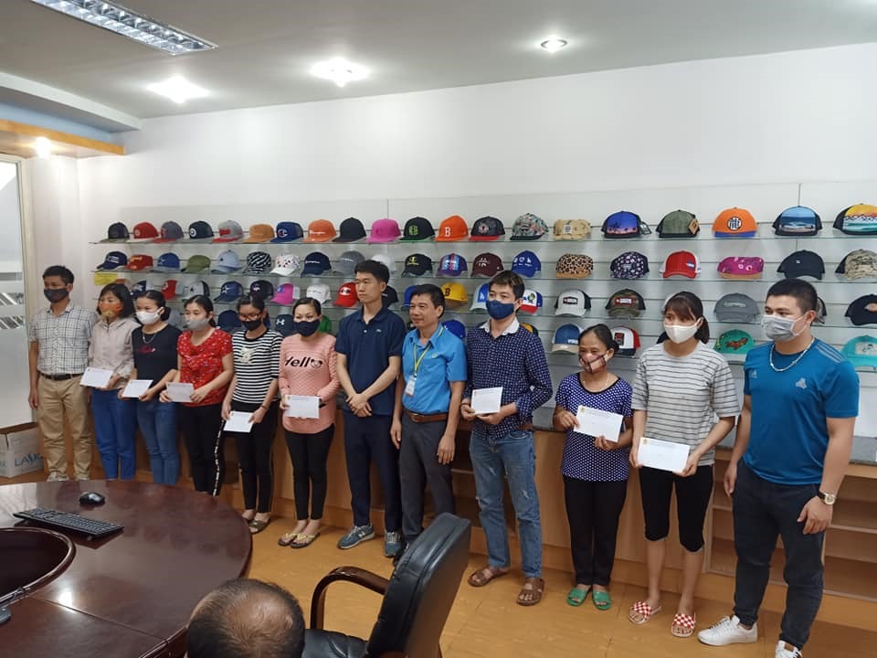 Công đoàn ngành Công thương Hải Dương trao quà cho công nhân thiếu việc làm. Ảnh: Diệu Thuý