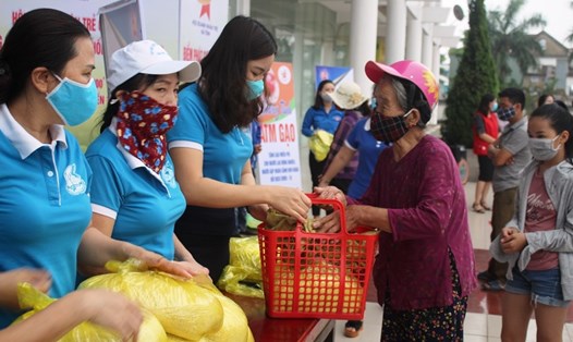 Cảnh người già khó khăn nhận gạo hỗ trợ từ "ATM gạo" ở Hà Tĩnh. Ảnh: Trần Tuấn