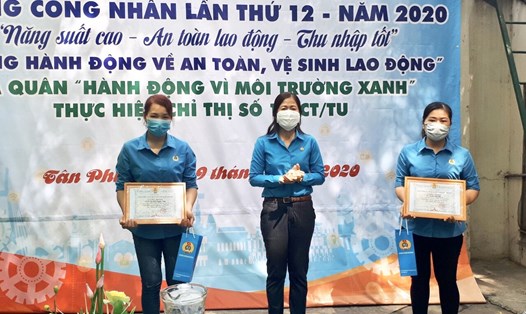 Bà Phạm Ngọc Lan - Chủ tịch LĐLĐ quận Tân Phú tặng quà cho NLĐ nhân Tháng Công nhân 2020. Ảnh: LĐLĐ quận Tân Phú cung cấp.