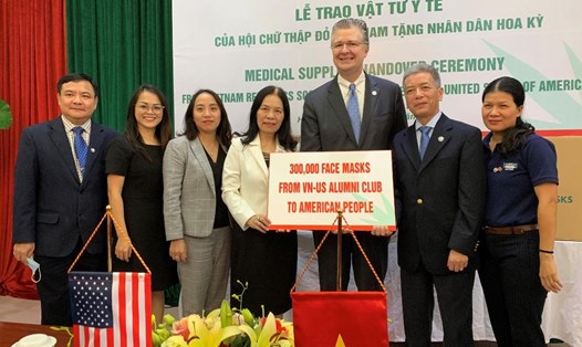 Đại sứ Daniel Kritenbrink nhận quà tặng khẩu trang của Hội Cựu du học sinh Việt-Mỹ tại Hà Nội. Ảnh: ĐSQ Mỹ