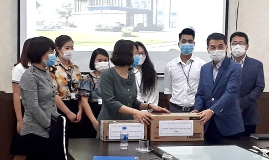 Đoàn công tác (bên trái ảnh) đã trao tặng Công ty TNHH SAMJU VINA dung dịch sát khuẩn. Ảnh: Kim Ngân