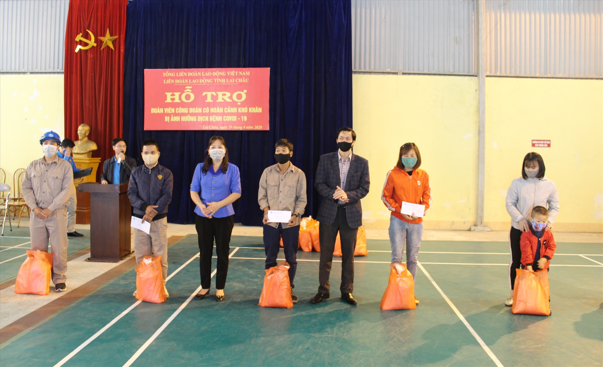 Trao quà cho đoàn viên, CNLĐ khó khăn. Ảnh: Nguyễn Thuận