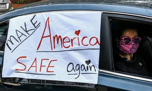 Khẩu hiệu "Làm cho nước Mỹ an toàn trở lại" trong dịch COVID-19. Ảnh: AFP