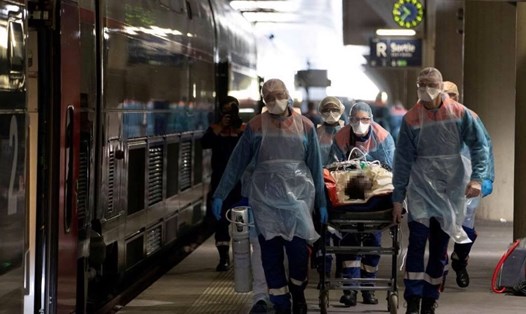 Các nhân viên y tế đang sơ tán các bệnh nhân COVID-19 bằng tàu cao tốc từ các bệnh viện ở khu vực Paris tới Brittany, ngày 1.4. Ảnh: Reuters