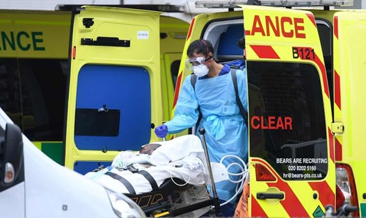 Một bệnh nhân COVID-19 ở Anh được đưa vào bệnh viện. Ảnh: AFP