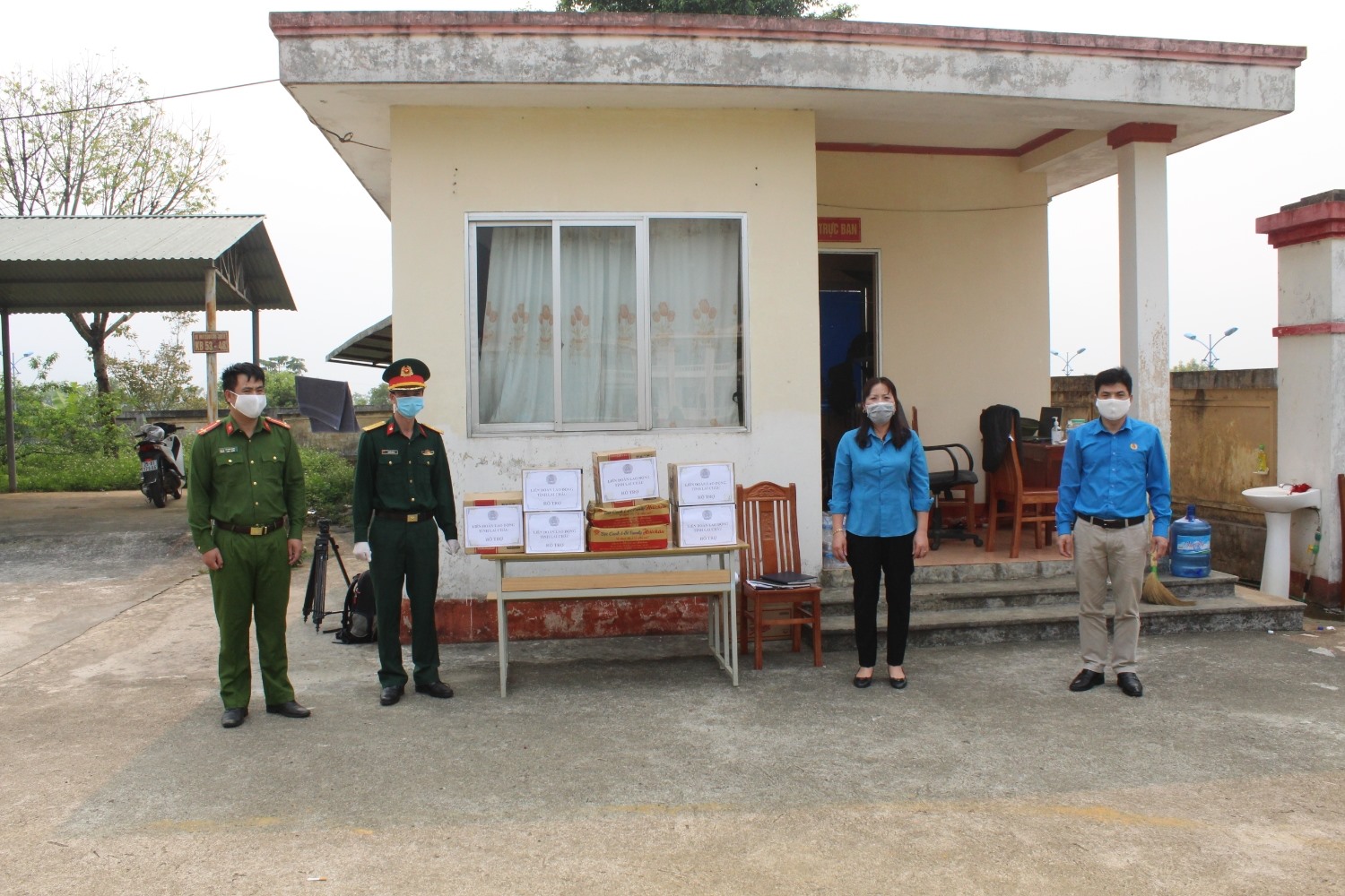 Đồng chí Nguyễn Thị Thiện – Tỉnh uỷ viên, Chủ tịch Liên đoàn Lao động tỉnh tặng quà cán bộ, chiến sỹ làm nhiệm vụ tại khu cách ly trường Quân sự tỉnh. Ảnh: L.C