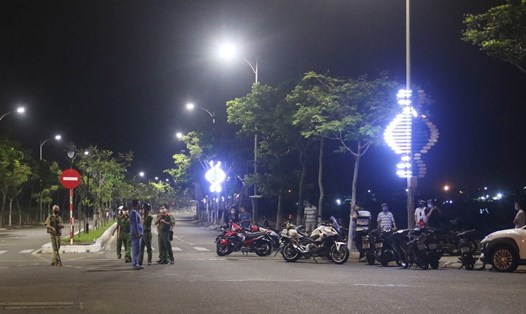 Hiện trường vụ tai nạn khiến 2 cảnh sát Đà Nẵng tử vong tại chỗ khi truy bắt nhóm đua xe, cướp giật tài sản trong đêm.