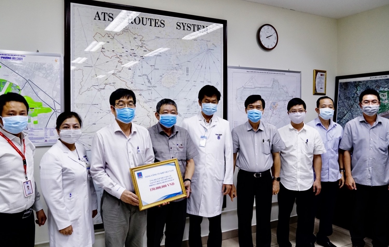 Chủ tịch Công đoàn Tổng công ty đến thăm và trao ủng hộ lực lượng y tế Cảng Hàng không Quốc tế Tân Sơn Nhất. Ảnh:PVGAS