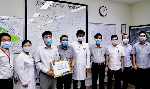 Chủ tịch Công đoàn Tổng công ty đến thăm và trao ủng hộ lực lượng y tế Cảng Hàng không Quốc tế Tân Sơn Nhất. Ảnh:PVGAS