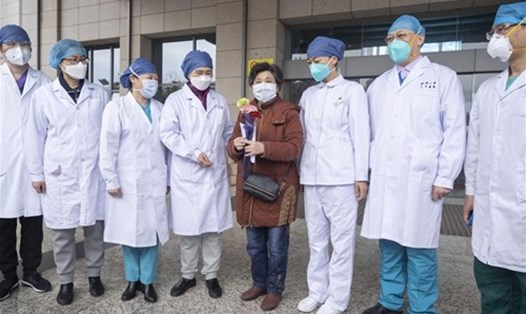 Bệnh nhân mắc COVID-19 thứ 600 được xuất viện sau khi điều trị tại chi nhánh phía Đông Bệnh viện Renmin thuộc Đại học Vũ Hán, Trung Quốc. Nguồn: Global Times.