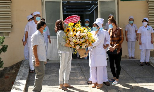 Gia đình các bệnh nhân tặng hoa cho đội ngũ y bác sĩ bệnh viện đa khoa tỉnh Bình Thuận_Ảnh: CTV