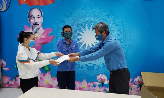 Ông Hồ Thanh Hồng, Phó Chủ tịch LĐLĐ tỉnh Đồng Nai (góc phải) trao quà cho NLĐ bị bệnh hiểm nghèo và nữ đoàn viên công đoàn mang thai. Ảnh: HAC