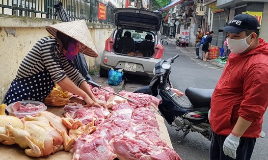 Giá thịt lợn tại các  chợ và siêu thị cao hơn giá lợn xuất chuồng từ 100-120%, mặc dù giá lợn xuất chuồng chỉ còn 70.000 đồng/kg. Ảnh: Kh.V