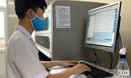 Bình quân mỗi ngày, Bệnh viện đa khoa tỉnh Ninh Bình xét nghiệm được từ 60 đến 80 mẫu bệnh phẩm. Ảnh: NT
