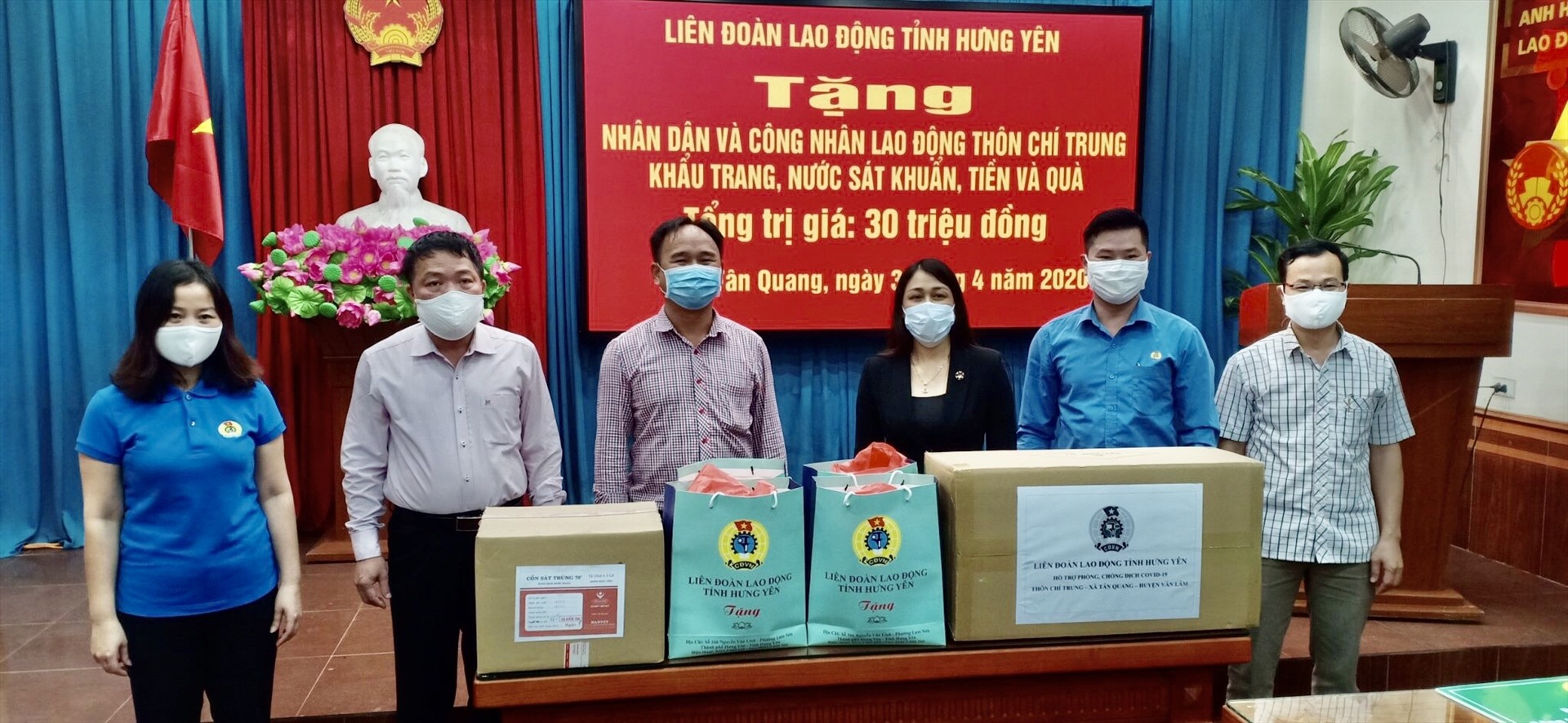 Lãnh đạo LĐLĐ tỉnh Hưng Yên tặng khẩu trang cho công nhân lao động và người dân. Ảnh: H.A