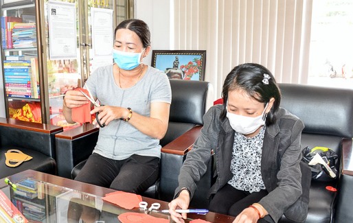 Công đoàn may khẩu trang tặng công nhân. Ảnh H.Lan.