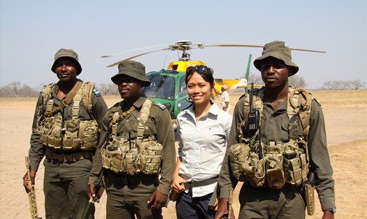 Trang Nguyễn và các đội đặc nhiệm chống nạn săn trộm 
tại vườn quốc gia Kruger, Nam Phi. Ảnh: NVCC