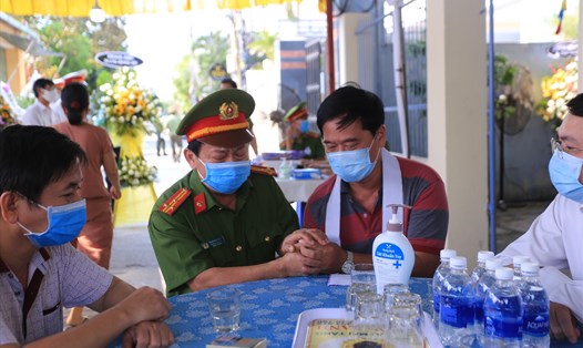 Đại tá Phan Minh Mẫn - Trưởng Công an quận Sơn Trà, Đà Nẵng động viên gia đình chiến sĩ hy sinh khi làm nhiệm vụ.