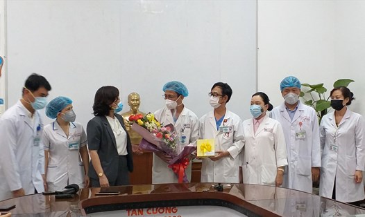 Những y bác sĩ Bệnh viện Đà Nẵng ngày tiễn 3 bệnh nhân đã được điều trị khỏi bệnh về khu cách ly với họ là niềm vui lớn nhất trong những ngày chiến đấu với COVID-19. Ảnh: Thùy Trang