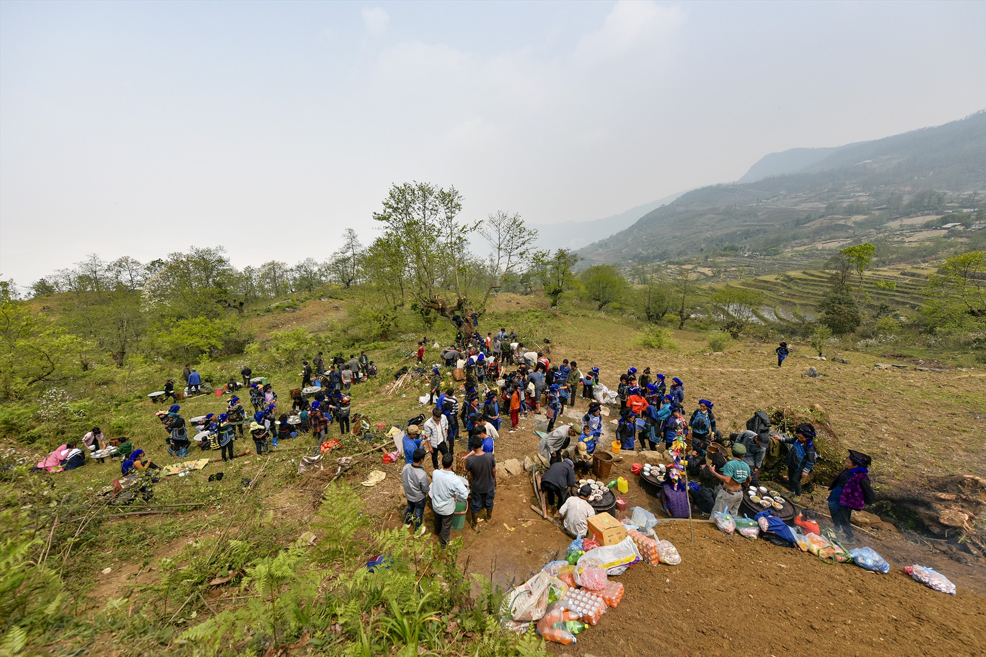 Nếu như ở miền xuôi, tảo mộ hay sang cát cho người quá cố được thực hiện theo từng gia đình, thì với người Hà Nhì là công việc chung của cả thôn, bản, đồng thời là nét đẹp văn hóa mang tính gắn kết cộng đồng cao, được lưu giữ qua nhiều thế hệ.