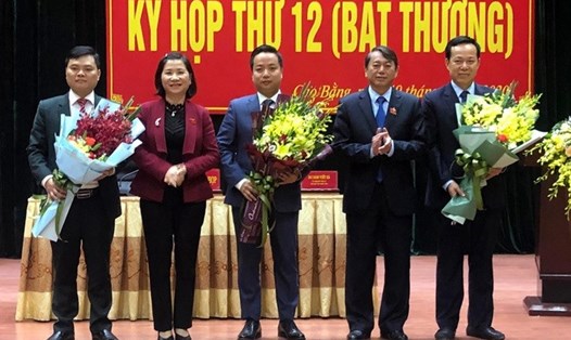 Lãnh đạo tỉnh Cao Bằng tặng hoa chúc mừng ông Lê Hải Hòa (đứng giữa). Anh: X.T.