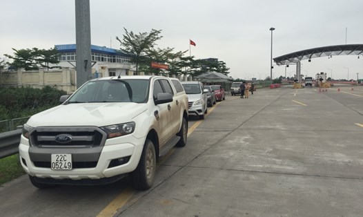Nhiều phương tiện tỉnh ngoài bị yêu cầu quay đầu xe tại trạm thu phí cao tốc Hà Nội - Hải Phòng chiều 3.4 - ảnh MC