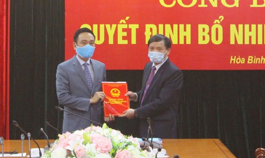 Ông Bùi Văn Khánh, Phó Bí thư Tỉnh ủy, Chủ tịch UBND tỉnh Hòa Bình (phải) trao quyết định bổ nhiệm Giám đốc Sở TN&MT cho ông Nguyễn Trần Anh. Ảnh H.B