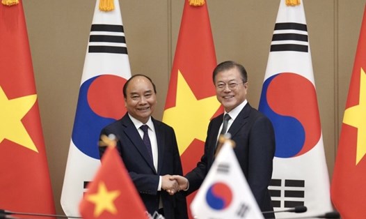 Thủ tướng Nguyễn Xuân Phúc và Tổng thống Moon Jae-in. Ảnh: Yonhap.