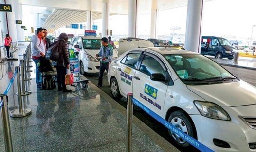 Taxi đón/trả khách khách tại sân bay Nội Bài. Ảnh GT