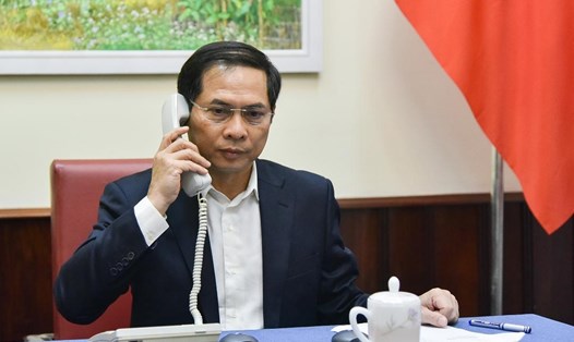 Thứ trưởng Ngoại giao Bùi Thanh Sơn điện đàm với lãnh đạo Bộ Ngoại giao các nước. Ảnh: BNG