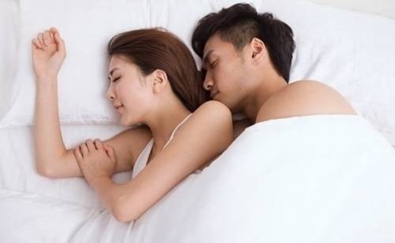 Tình cảm giữa vợ chồng cũng là một điều rất quan trọng, bất kể trong tư thế ngủ hay không. Tuy nhiên, tư thế ngủ lại ảnh hưởng đến sức khỏe của bạn. Hãy cùng xem những cặp đôi đó chọn lựa tư thế ngủ như thế nào để có được giấc ngủ ngon nhé!