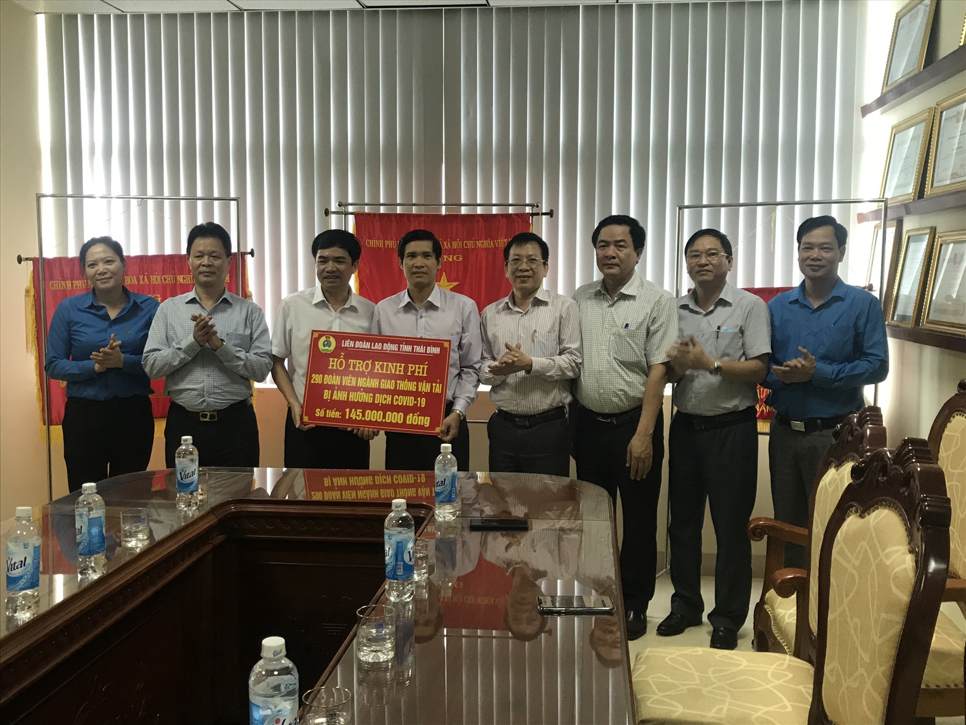 Lãnh đạo Liên đoàn Lao động tỉnh Thái Bình trao kinh phí hỗ trợ 307 đoàn viên thuộc Công đoàn ngành Giáo dục tỉnh. Ảnh: Bá Mạnh