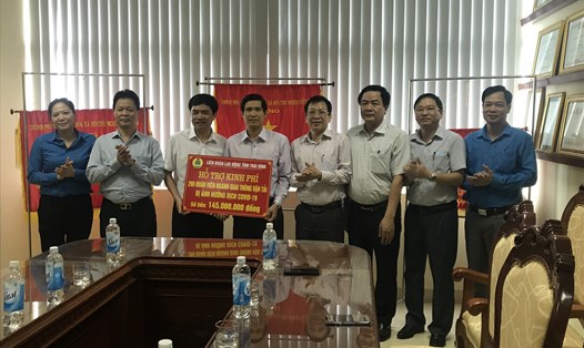 Lãnh đạo Liên đoàn Lao động tỉnh Thái Bình trao kinh phí hỗ trợ 307 đoàn viên thuộc Công đoàn ngành Giáo dục tỉnh. Ảnh: Bá Mạnh
