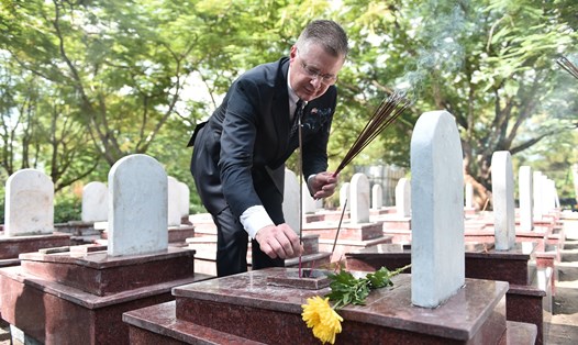 Đại sứ Mỹ Daniel Kritenbrink viếng Nghĩa trang liệt sĩ Trường Sơn, tháng 8.2019. Ảnh: ĐSQ Mỹ