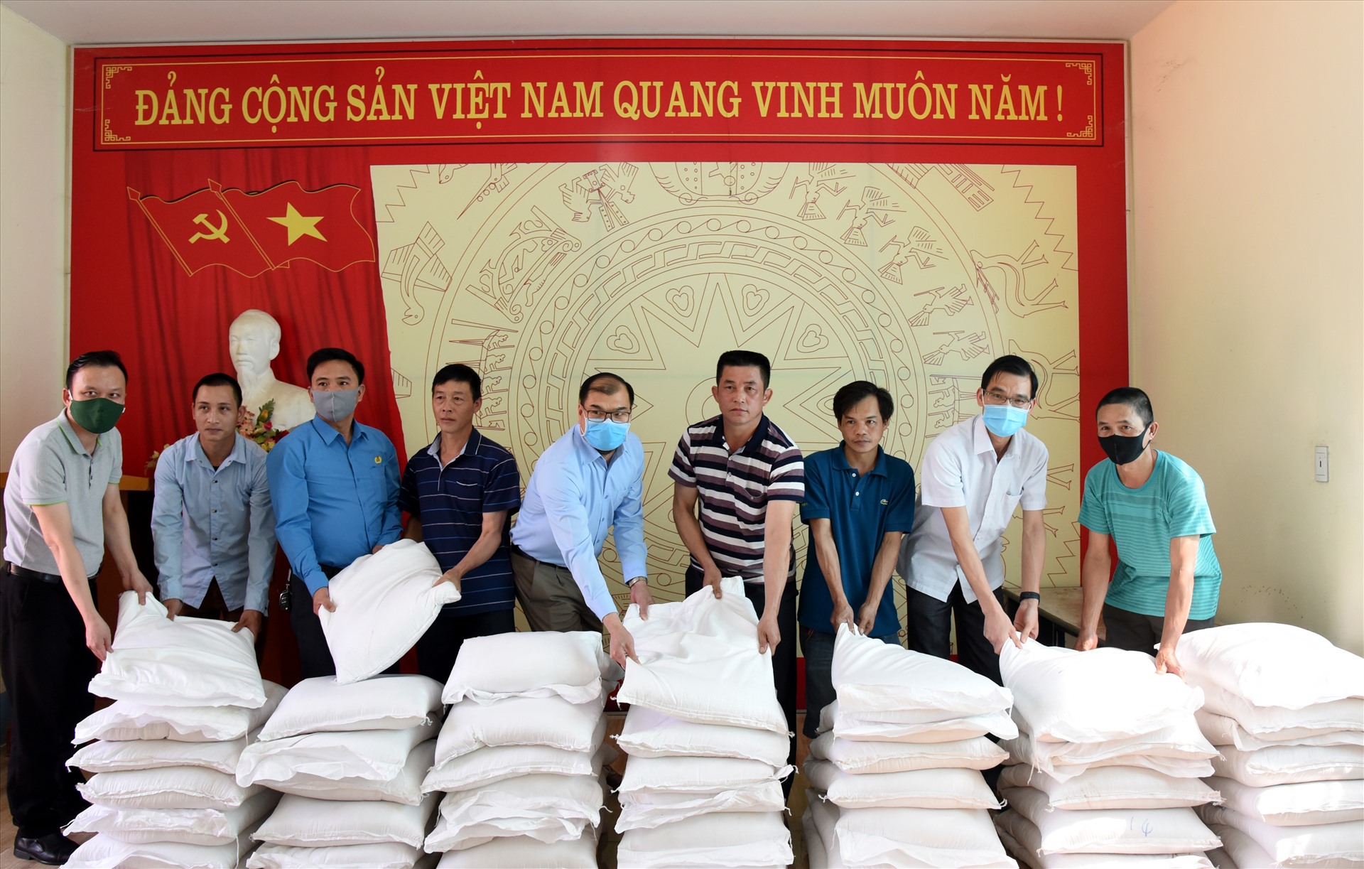Các đồng chí lãnh đạo trao gạo cho công nhân lao động. Ảnh: Ngọc Liêm