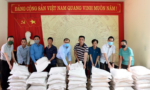 Các đồng chí lãnh đạo trao gạo cho công nhân lao động. Ảnh: Ngọc Liêm