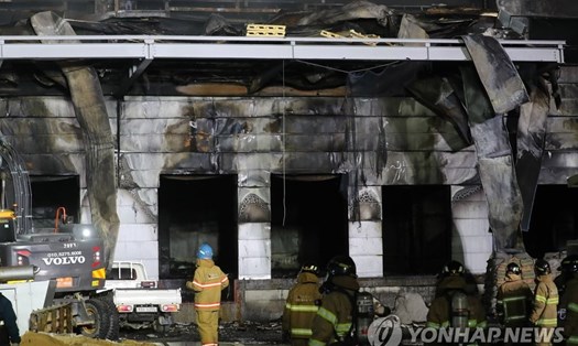 Đội cứu hộ đang tiến hành công việc tại hiện trường vụ cháy ở Incheon, Hàn Quốc. Ảnh: Yonhap