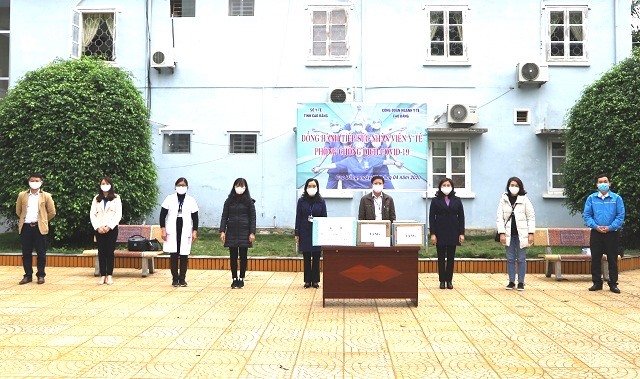 LĐLĐ tỉnh Cao Bằng tặng khẩu trang và nước rửa tay diệt khuẩn cho các đơn vị tuyến đầu chống dịch COVID-19. Ảnh: LDLDCB