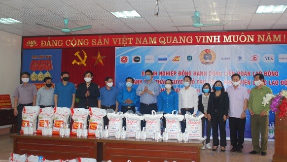 LĐLĐ TP.Thái Nguyên tiếp nhận gạo ủng hộ từ các doanh nghiệp. Ảnh: Mạnh Lê