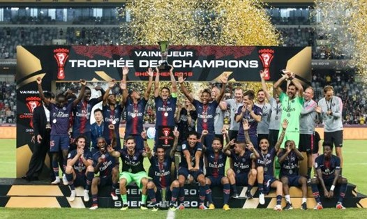 PSG được trao cup vô địch mùa 2019/20. Ảnh: PSG