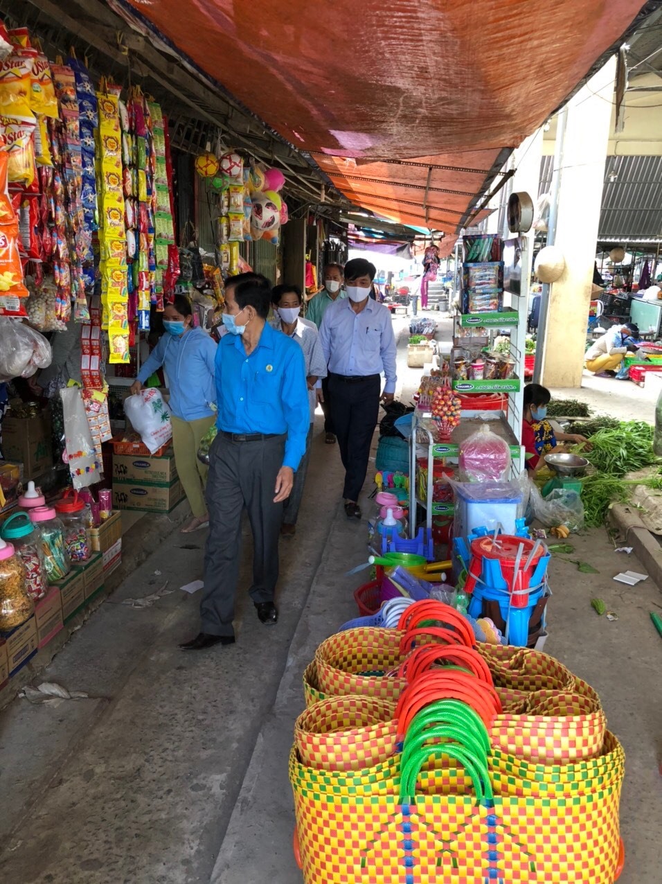 Ông Trương Văn Hiền cùng đoàn công tác kiểm tra tại 1 chợ xã. Ảnh: K.Q