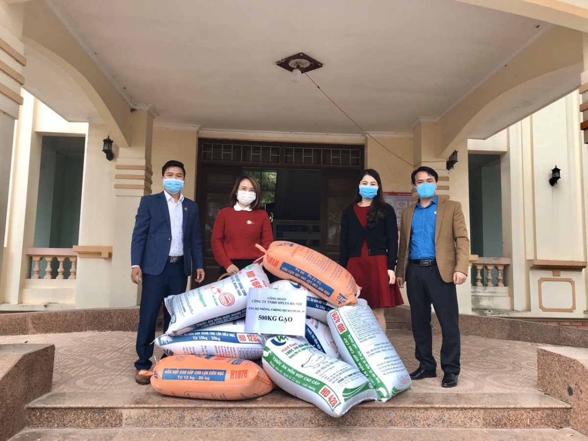 Công đoàn Công ty TNHH Mlups Hà Nội ủng hộ 500kg gạo phòng chống dịch.