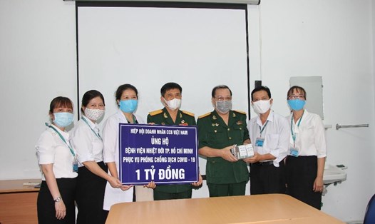 Đồng chí Mai Xuân Tâm, Phó Chủ tịch Hiệp hội trao tiền ủng hộ cho đại diện lãnh đạo Bệnh viện Bệnh Nhiệt đới TP Hồ Chí Minh – Bác sĩ Huỳnh Thị Loan, Phó Giám đốc Bệnh viện.